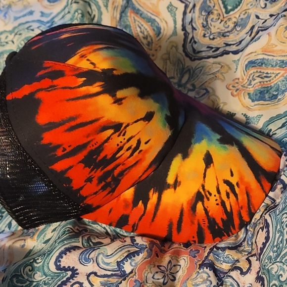 BRAND NEW !! WOMANS TIE DYE HAT. VERY VIBRANT AND BEAUTIFUL - Picture 3 of 4